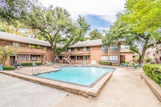 Building Photo - 10558 High Hollows Dr