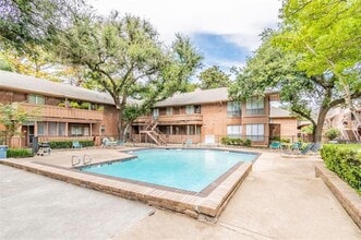 Building Photo - 10558 High Hollows Dr