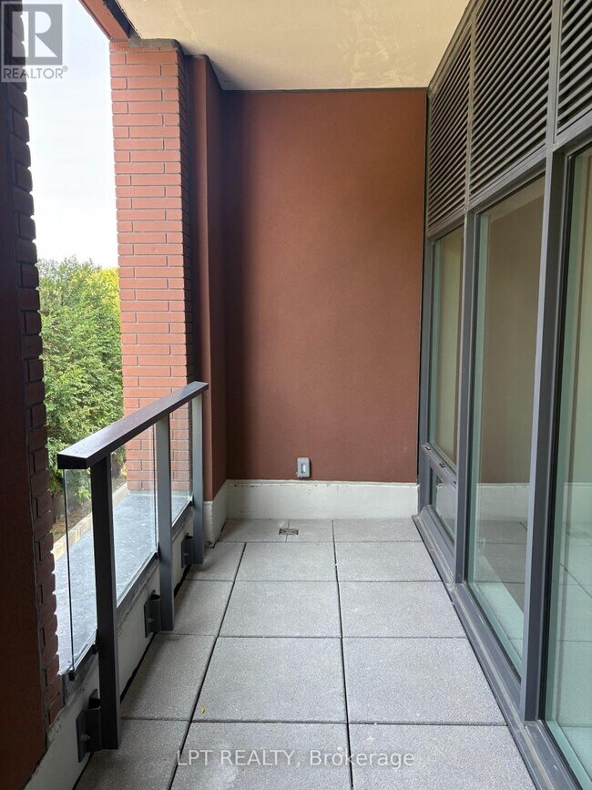 Photo du bâtiment - 4010 Eglinton Ave W