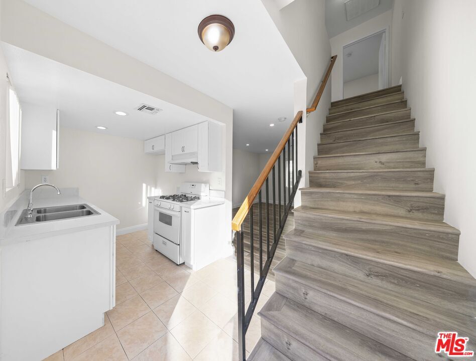 Foto principal - 14112 Delano St