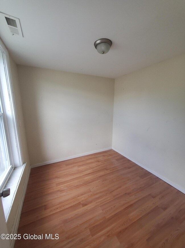 Building Photo - 57 1/2 Saratoga Ave