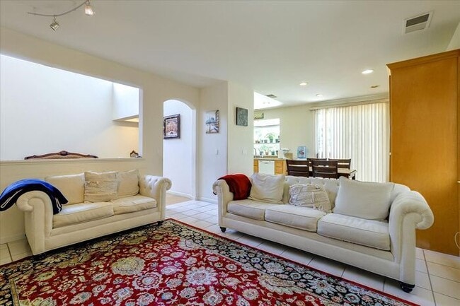 Building Photo - 4 bed/2.5 bath Single Family Home in Cuper...