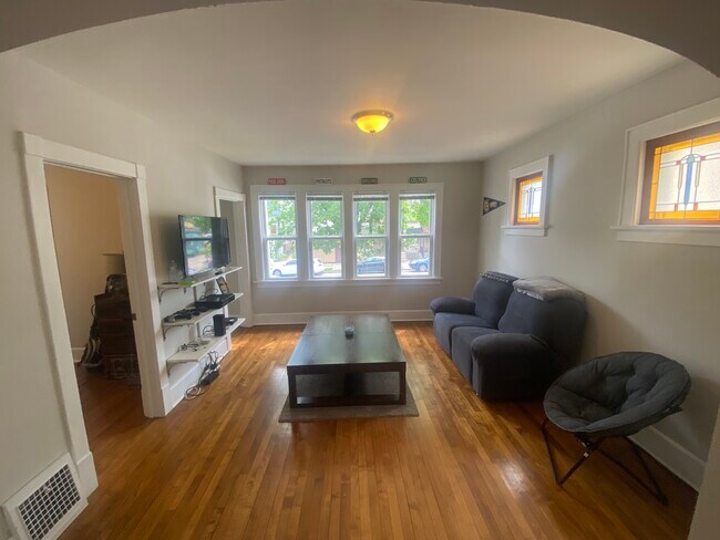 Living Room - 2725 N Bremen St