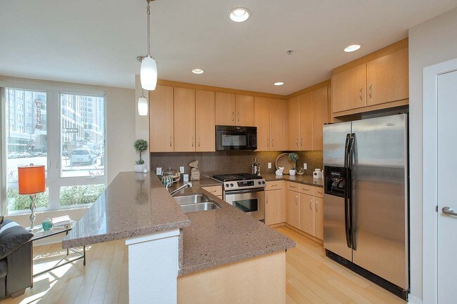 Building Photo - Spacious Condo in the Jade Building