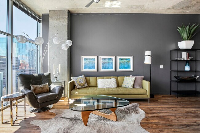 Área de estar - 1700 Bassett St