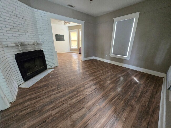 Foto del edificio - Available NOW!