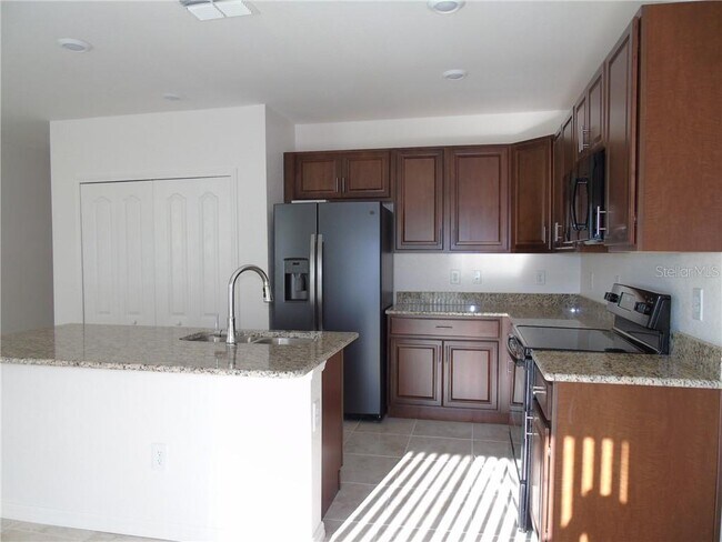 Building Photo - 3050 Beacon Dr