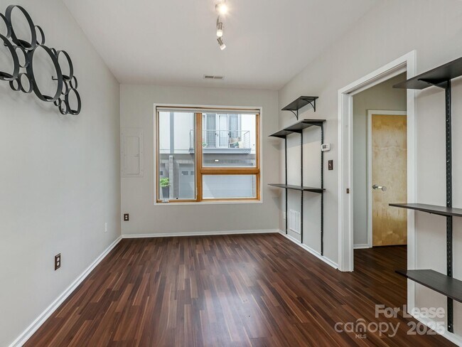 Building Photo - 913 Westbrook Dr