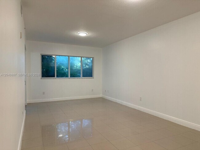Foto del edificio - 652 NE 63rd St