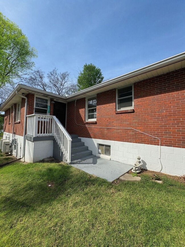 Building Photo - 1036 Seymour Ave
