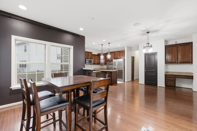 Foto del edificio - 7585 Holly Ridge Dr