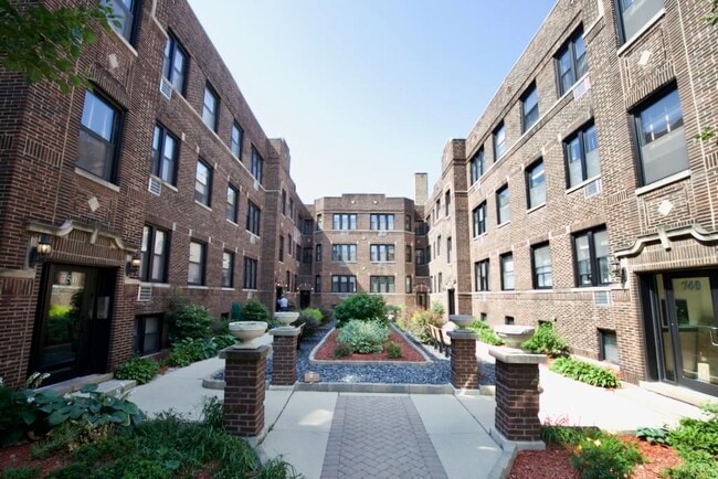 Building Photo - 726 W Addison St