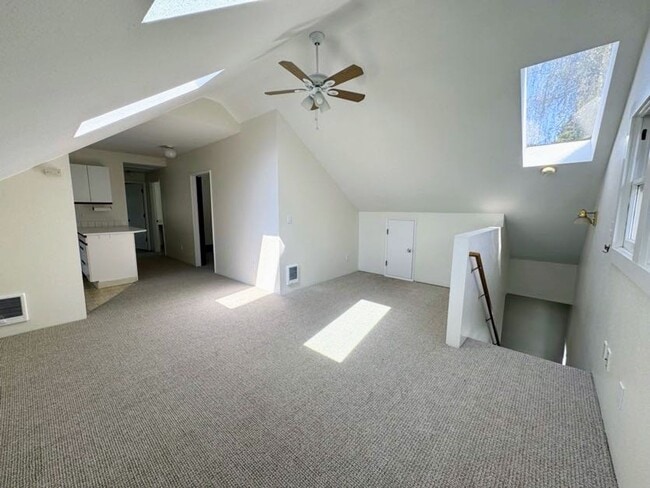 Building Photo - Spacious 2 Bed, 1 Bath Charming 2nd Floor ...