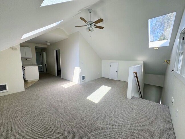 Foto del edificio - Spacious 2 Bed, 1 Bath Charming 2nd Floor ...