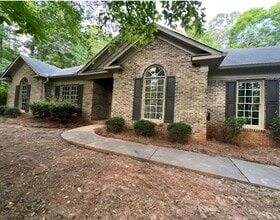 Building Photo - 585 Cecily Dr