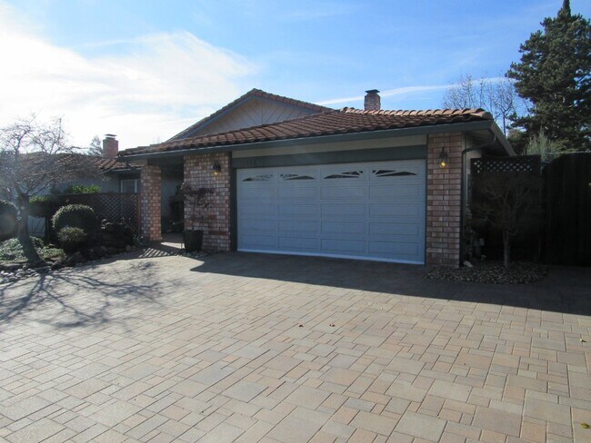 Building Photo - Gorgeous 4 Bed, 3 Bath with Office/4th Bed...