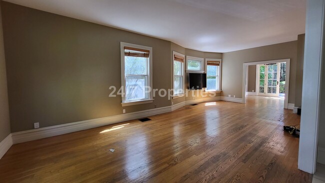 Foto del edificio - Beautiful Vintage 3 BD | 2.5 BA Home - Nob...