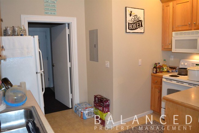 Building Photo - 3 br, 2 bath Duplex - 2707 SE Taurus Ct