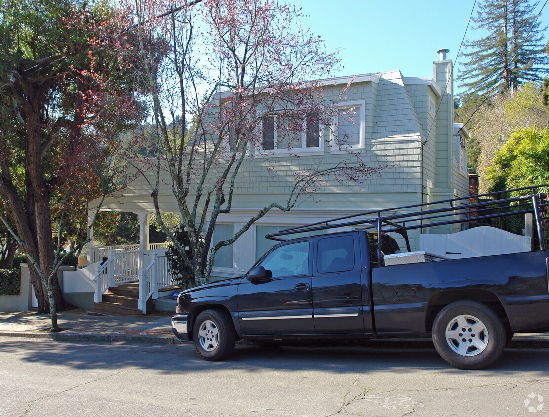 Building Photo - 149 Lovell Ave