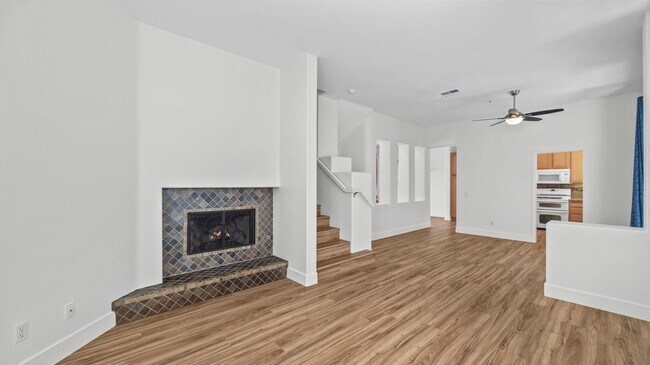 Foto del edificio - Tri-Level Townhome in Tustin