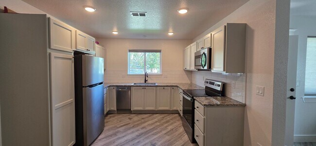 Building Photo - 2906 Cribbon Ave