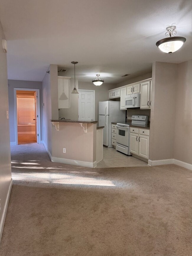 Building Photo - 3 Bedroom || 2 Bathroom Main Level Apartme...