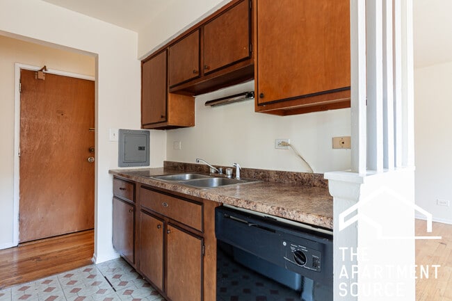 Building Photo - 665 W Wrightwood Ave