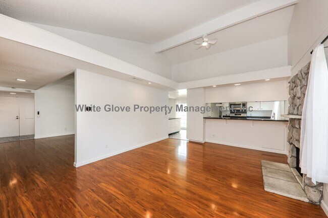 Foto del edificio - Spacious 4-Bedroom Tustin Home with Solar, Citrus Trees & Gas Fireplace