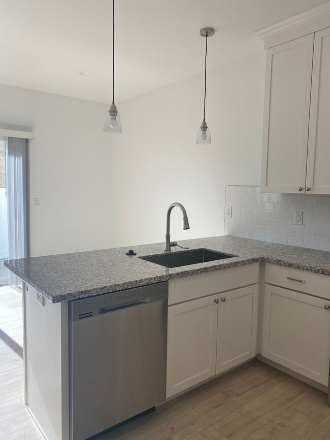Building Photo - 3 bed 1 additional office space and 2.5 ba...