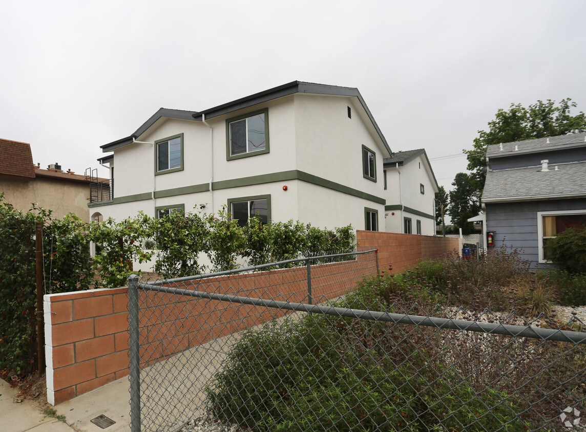 Buiilding - 12950 Vanowen St