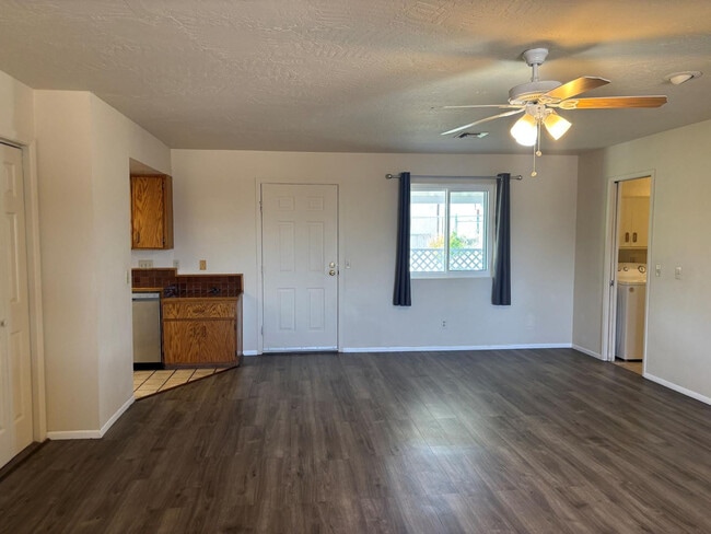Foto del edificio - 1584 Sandy Ln