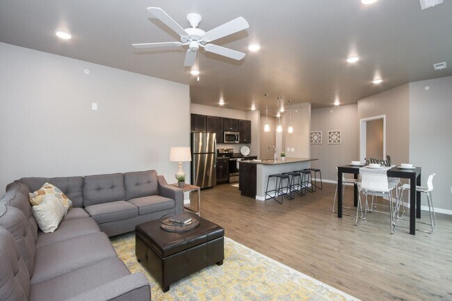 Foto del edificio - Spacious 2-Bedroom/2-Bath on third/top floor, END unit #308, available 06/01/2026