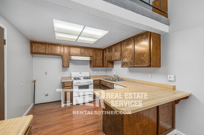 Foto del edificio - Rocklin Three Bedroom Duplex with Loft