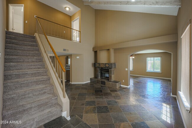 Building Photo - 1628 E Villa Theresa Dr