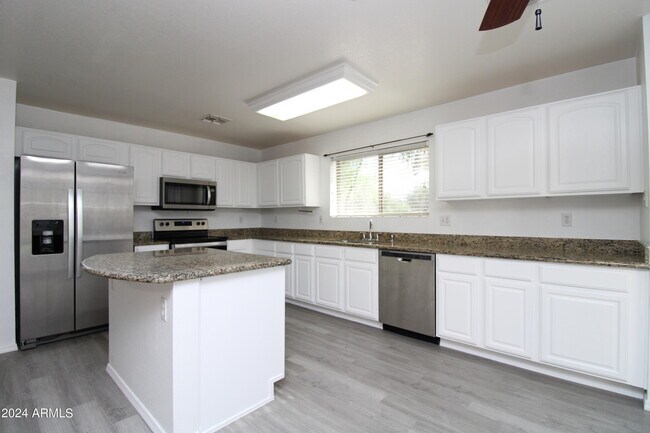 Building Photo - 2112 E Wildhorse Dr