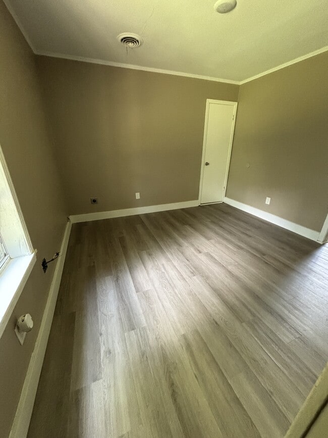 Building Photo - 914 Monroe Ave