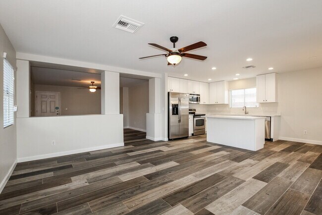 Building Photo - 2902 W Irma Ln