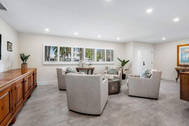 Building Photo - 2021 NW 3rd Ave