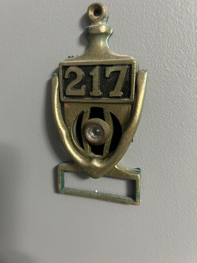 Building Photo - Fresh and Ready 1 + 1 All Utilities Included.