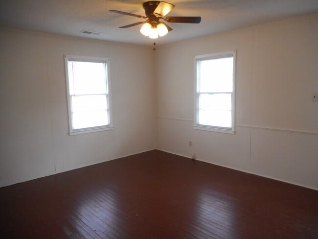 Foto del edificio - Renovated 2 Bedroom 1 Bath Home off Heckle Blvd with Central Heat & Air
