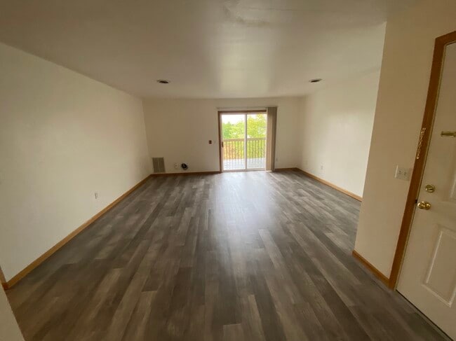 Building Photo - Trail Side Drive Apartments - FULL OCCUPANCY