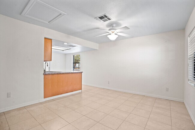 Foto del edificio - 1034 Bass Blvd
