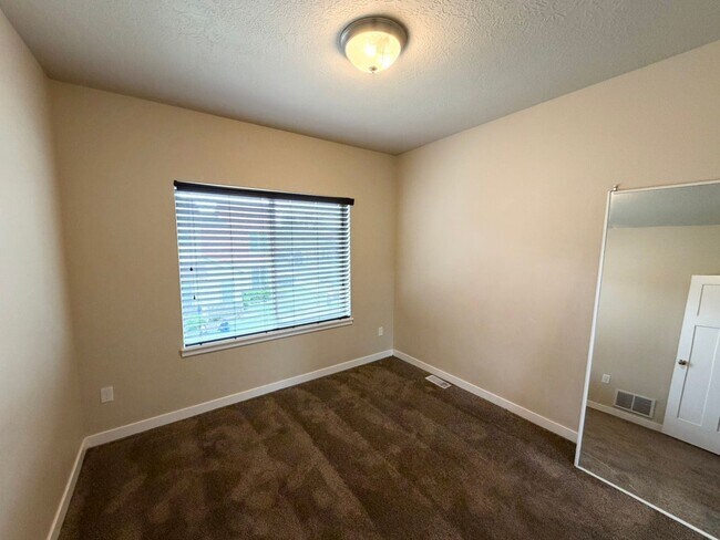 Foto del edificio - 3 Bed/2 Bathroom house in South Jordan