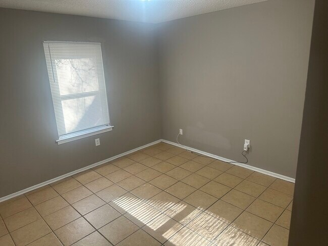 Building Photo - 5280 Longwood Cove