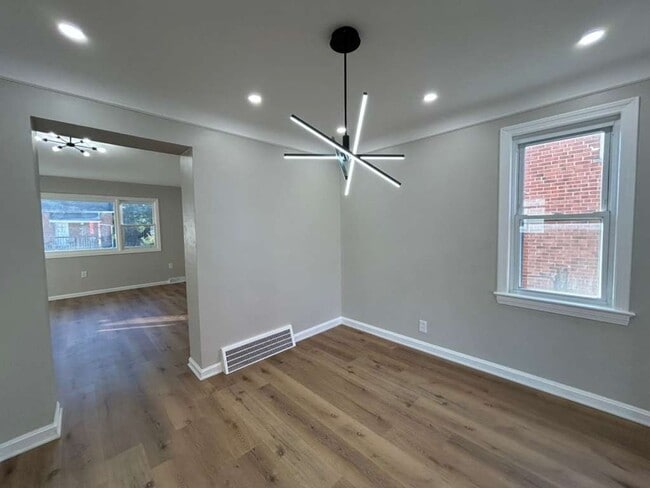 Building Photo - Spacious 3-Bedroom Home with Modern Comfor...