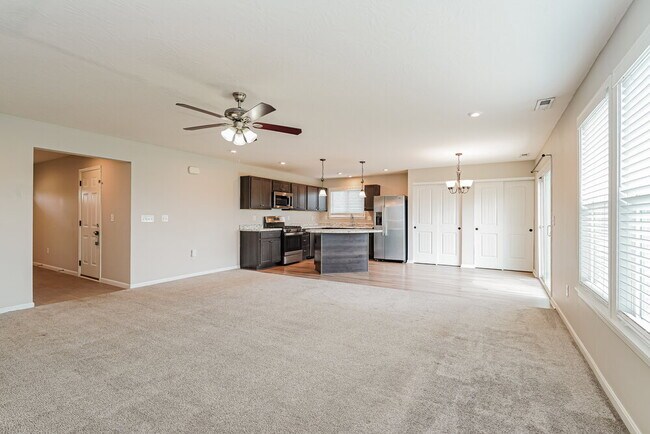Foto del edificio - 4996 Crestbrook Dr