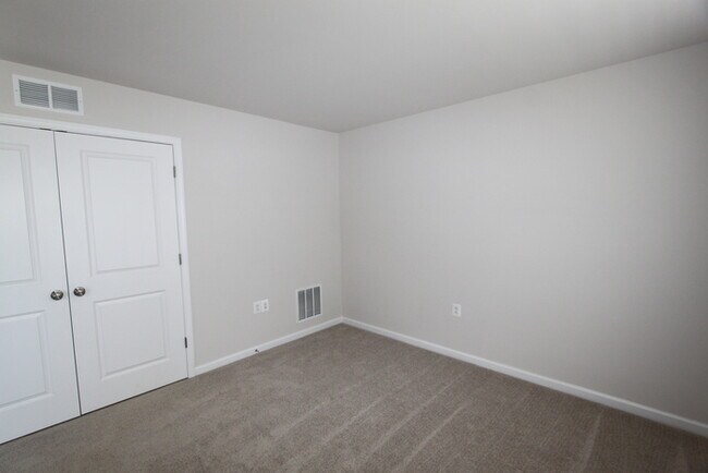 Building Photo - 215 Presidents Pointe