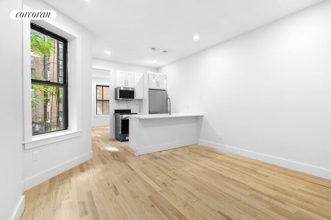 Building Photo - 202 W 96th St