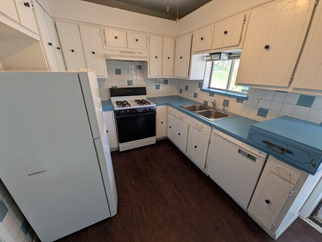 Foto del edificio - Cute Two Bedroom Home On Dead End Street In Spring Hill
