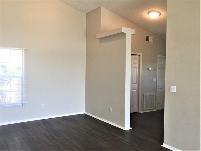 Foto del edificio - 735 Deacon Winn Ct